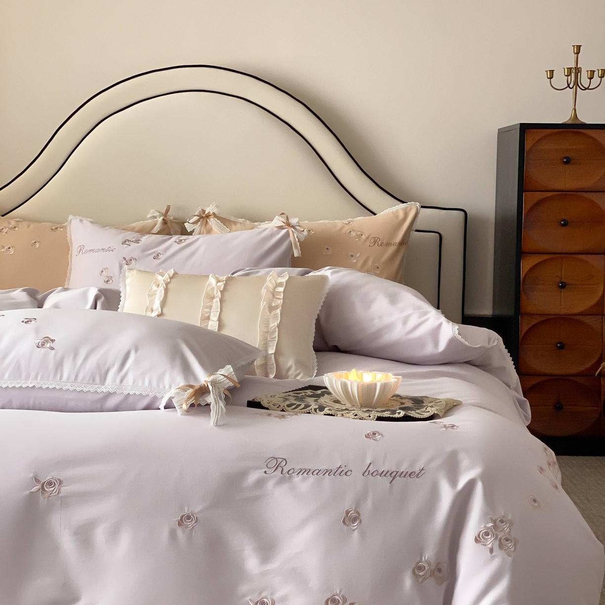 91家纺网 家纺一手货源 找家纺 佳汐蓝家纺 2025秋冬新款新疆长绒棉全棉纯棉刺绣蕾丝四件套-场景二梦幻芭蕾 梦幻芭蕾-紫