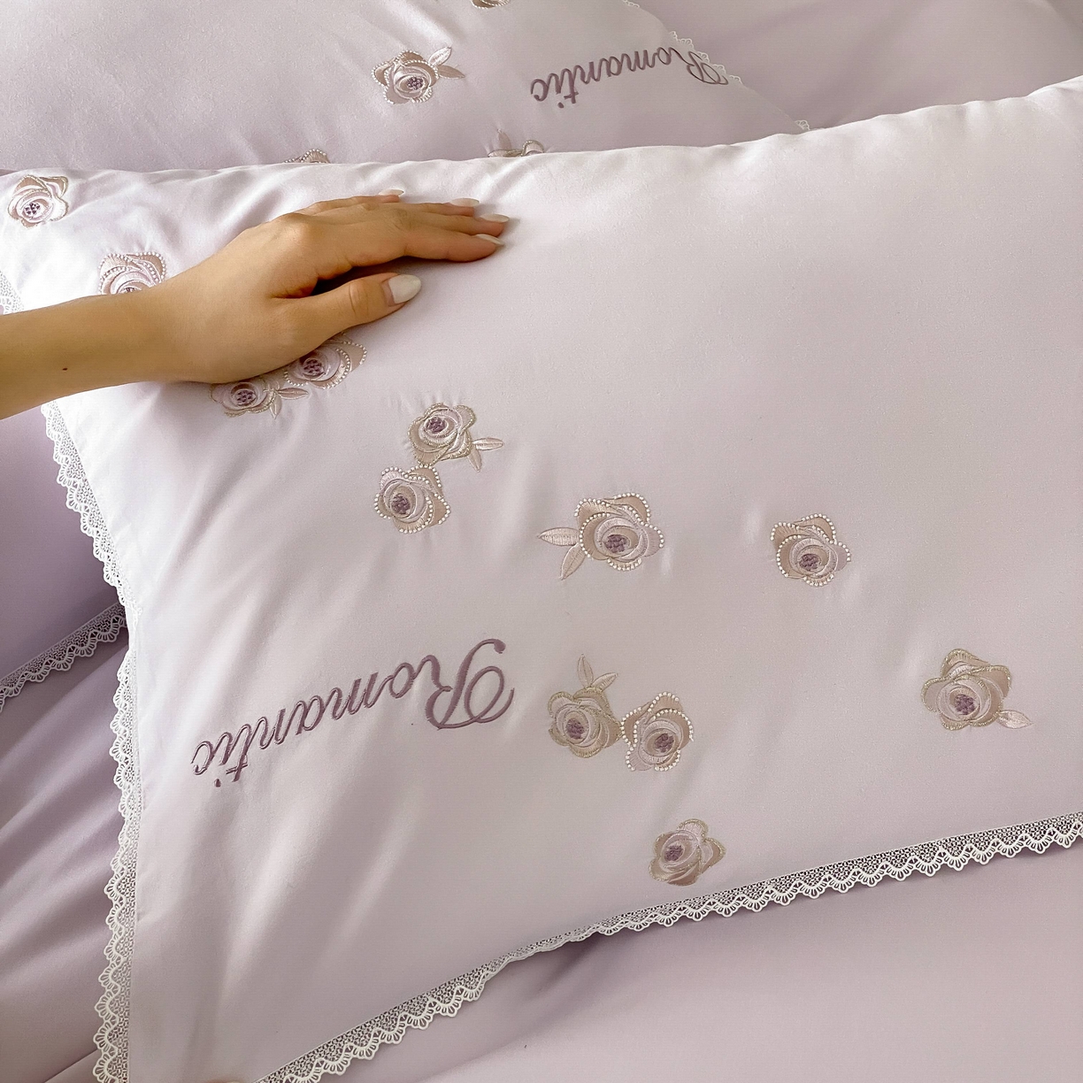 91家纺网 家纺一手货源 找家纺 佳汐蓝家纺 2025秋冬新款新疆长绒棉全棉纯棉刺绣蕾丝四件套-场景二梦幻芭蕾 梦幻芭蕾-紫