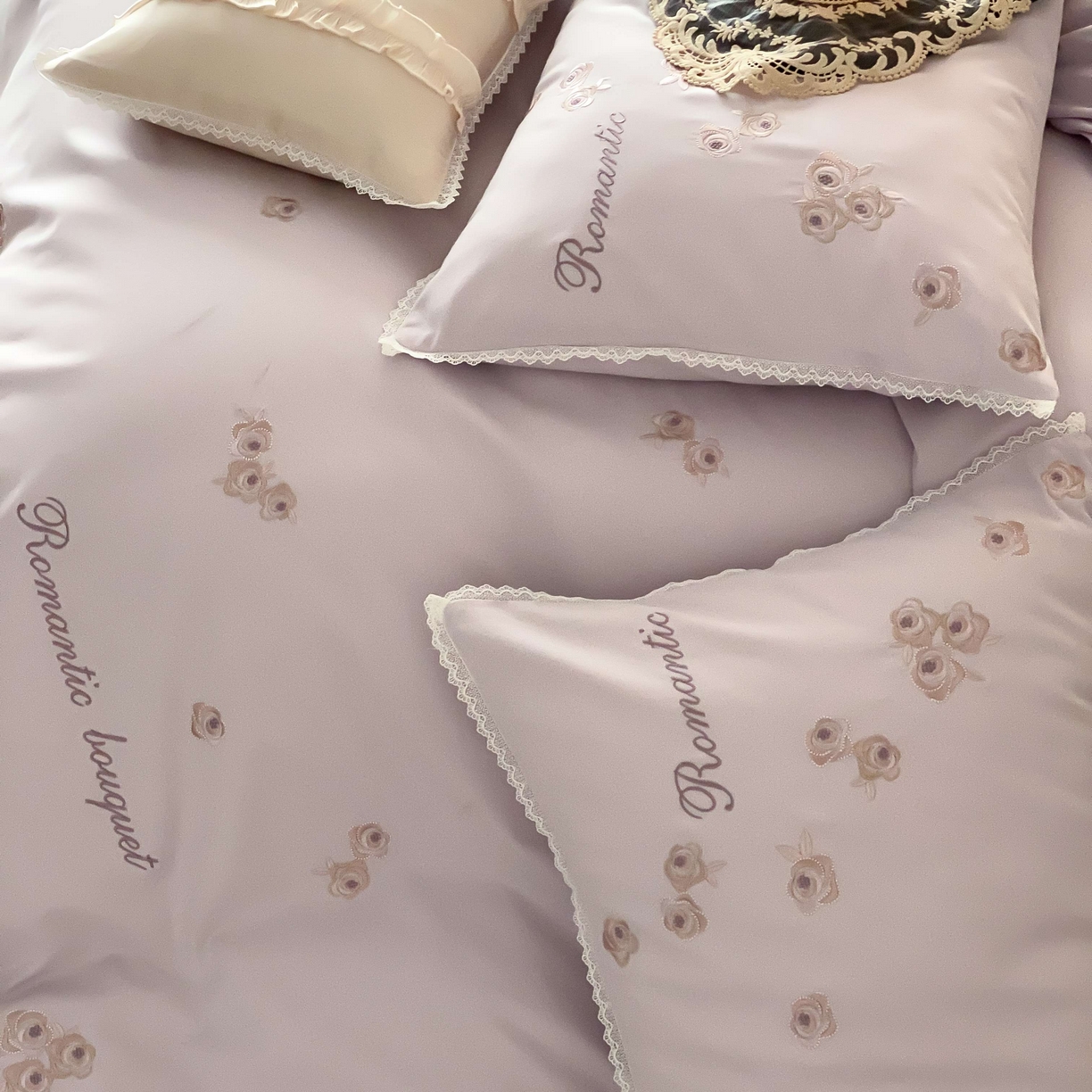 91家纺网 家纺一手货源 找家纺 佳汐蓝家纺 2025秋冬新款新疆长绒棉全棉纯棉刺绣蕾丝四件套-场景二梦幻芭蕾 梦幻芭蕾-紫