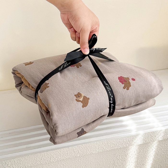 91家纺网 家纺一手货源 找家纺 竹合家纺 2025秋冬新款加厚磨毛色织暖绒系列针织四件套高克重 小熊一家