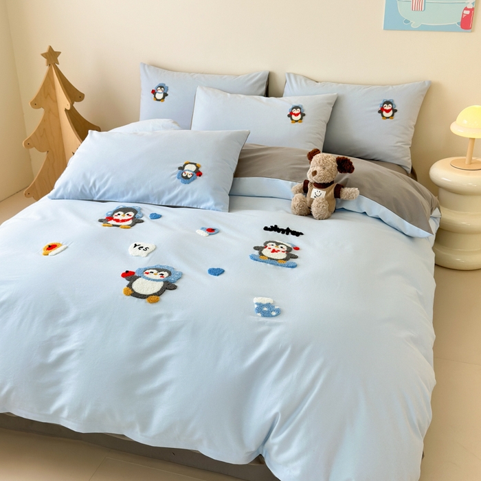 91家纺网 家纺一手货源 找家纺 如意朵 2025新款全棉加厚磨毛绣花四件套风格一（专版花型） 追梦企鹅蓝