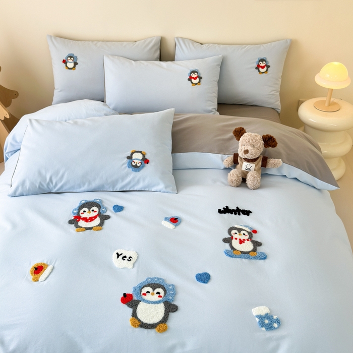 91家纺网 家纺一手货源 找家纺 如意朵 2025新款全棉加厚磨毛绣花四件套风格一（专版花型） 追梦企鹅蓝