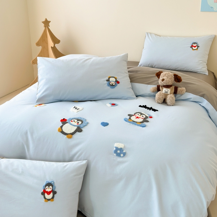 91家纺网 家纺一手货源 找家纺 如意朵 2025新款全棉加厚磨毛绣花四件套风格一（专版花型） 追梦企鹅蓝