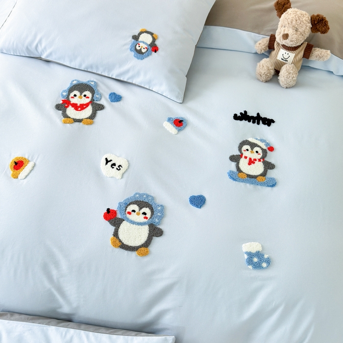 91家纺网 家纺一手货源 找家纺 如意朵 2025新款全棉加厚磨毛绣花四件套风格一（专版花型） 追梦企鹅蓝