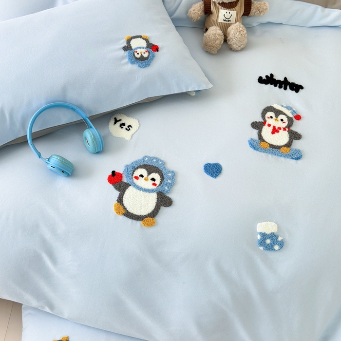 91家纺网 家纺一手货源 找家纺 如意朵 2025新款全棉加厚磨毛绣花四件套风格一（专版花型） 追梦企鹅蓝