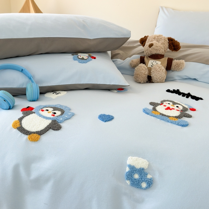 91家纺网 家纺一手货源 找家纺 如意朵 2025新款全棉加厚磨毛绣花四件套风格一（专版花型） 追梦企鹅蓝