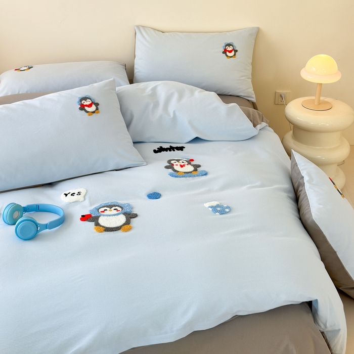 91家纺网 家纺一手货源 找家纺 如意朵 2025新款全棉加厚磨毛绣花四件套风格一（专版花型） 追梦企鹅蓝