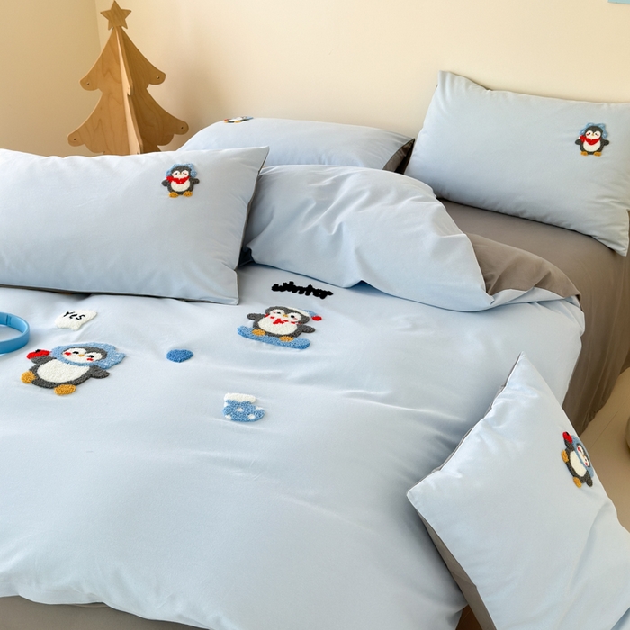 91家纺网 家纺一手货源 找家纺 如意朵 2025新款全棉加厚磨毛绣花四件套风格一（专版花型） 追梦企鹅蓝