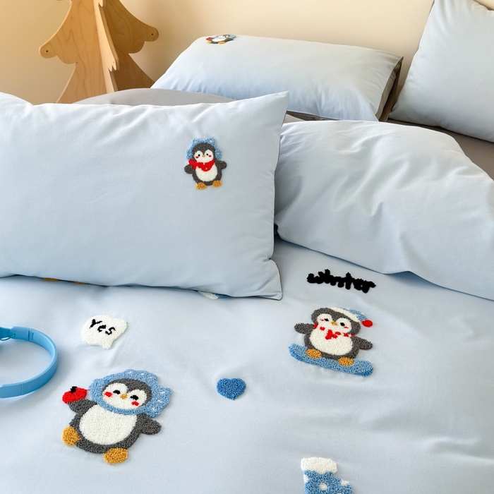 91家纺网 家纺一手货源 找家纺 如意朵 2025新款全棉加厚磨毛绣花四件套风格一（专版花型） 追梦企鹅蓝