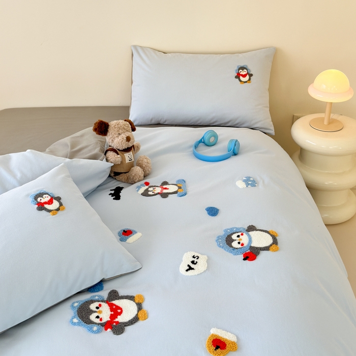 91家纺网 家纺一手货源 找家纺 如意朵 2025新款全棉加厚磨毛绣花四件套风格一（专版花型） 追梦企鹅蓝