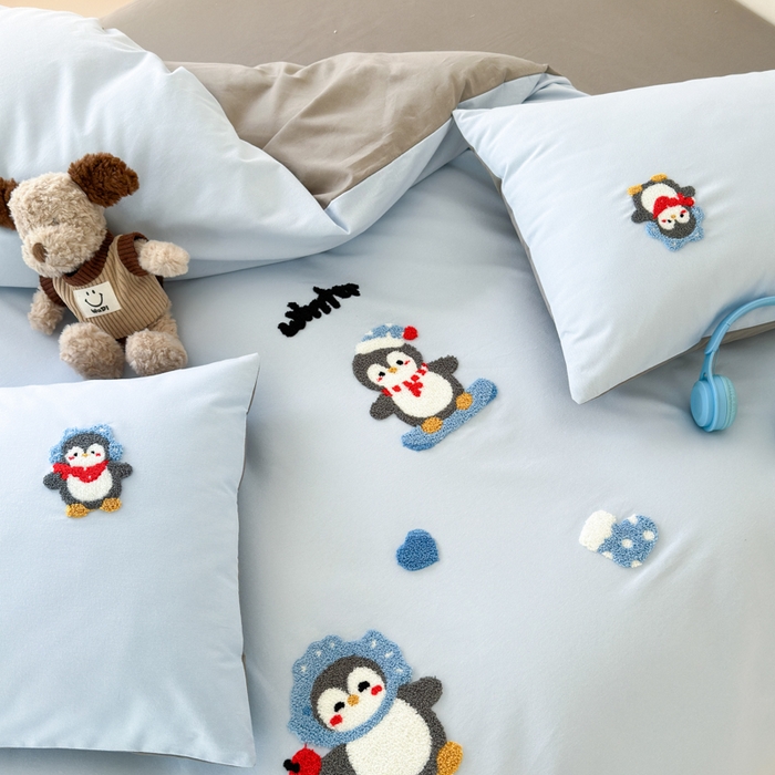 91家纺网 家纺一手货源 找家纺 如意朵 2025新款全棉加厚磨毛绣花四件套风格一（专版花型） 追梦企鹅蓝