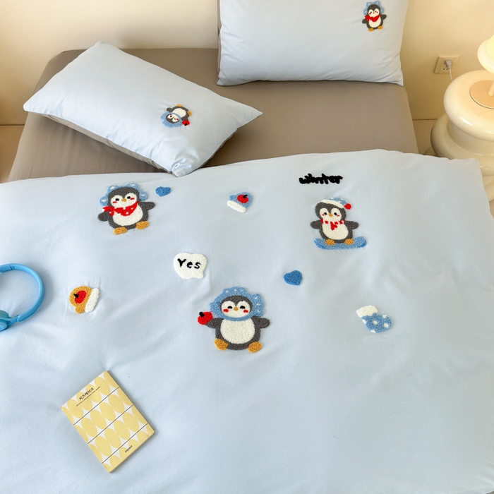 91家纺网 家纺一手货源 找家纺 如意朵 2025新款全棉加厚磨毛绣花四件套风格一（专版花型） 追梦企鹅蓝