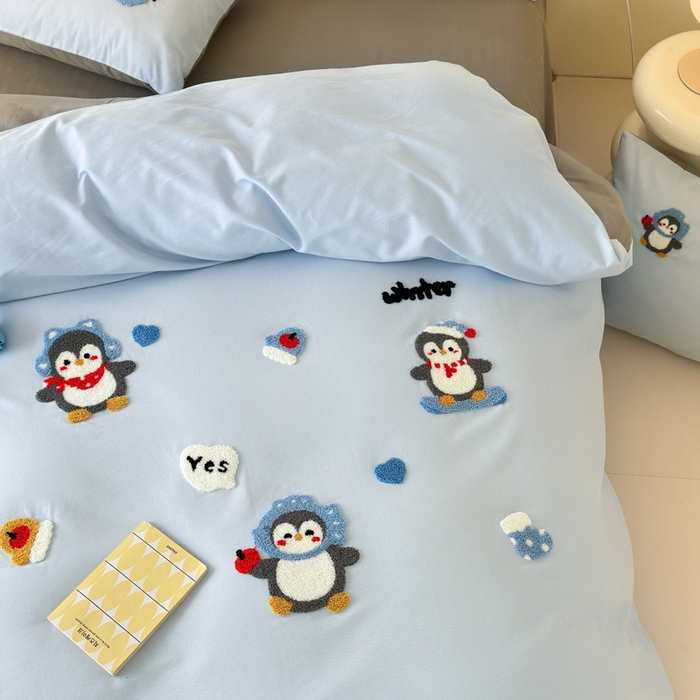 91家纺网 家纺一手货源 找家纺 如意朵 2025新款全棉加厚磨毛绣花四件套风格一（专版花型） 追梦企鹅蓝