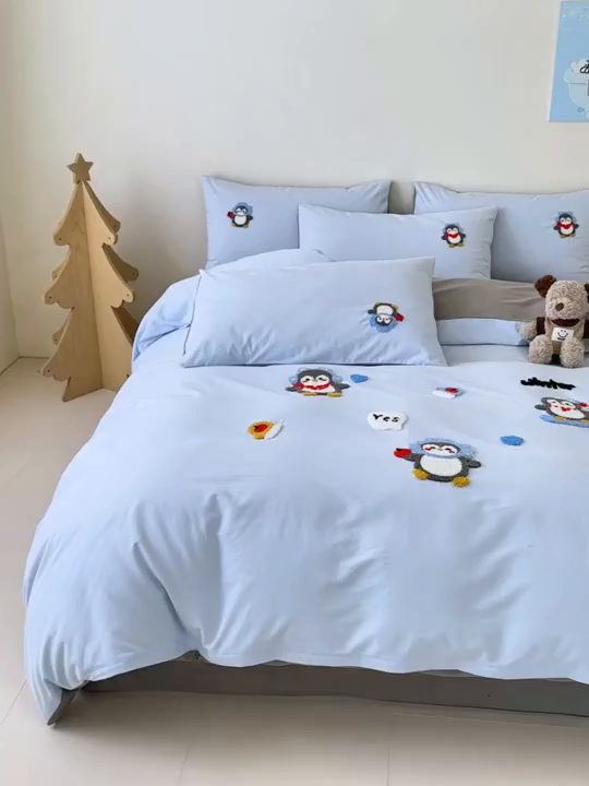 91家纺网 家纺一手货源 找家纺 如意朵 2025新款全棉加厚磨毛绣花四件套风格一（专版花型） 追梦企鹅蓝