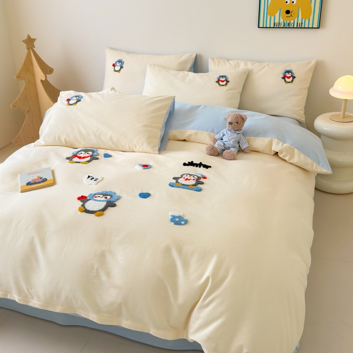 91家纺网 家纺一手货源 找家纺 如意朵 2025新款全棉加厚磨毛绣花四件套风格一（专版花型） 追梦企鹅米