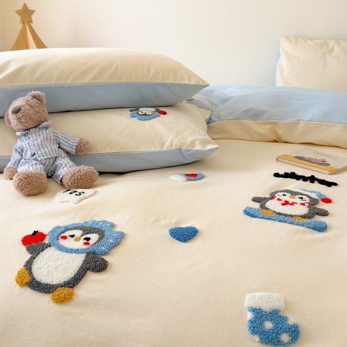 91家纺网 家纺一手货源 找家纺 如意朵 2025新款全棉加厚磨毛绣花四件套风格一（专版花型） 追梦企鹅米