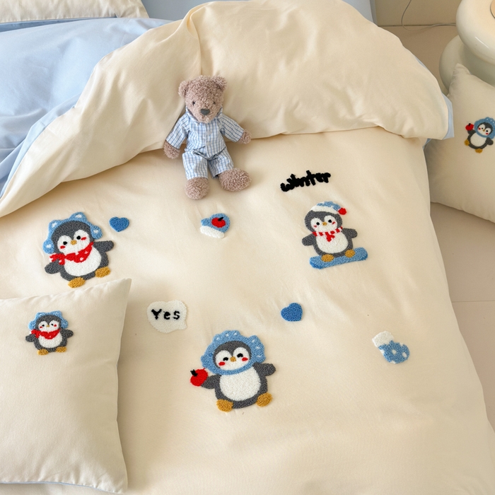 91家纺网 家纺一手货源 找家纺 如意朵 2025新款全棉加厚磨毛绣花四件套风格一（专版花型） 追梦企鹅米