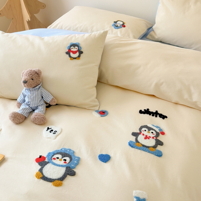 91家纺网 家纺一手货源 找家纺 如意朵 2025新款全棉加厚磨毛绣花四件套风格一（专版花型） 追梦企鹅米