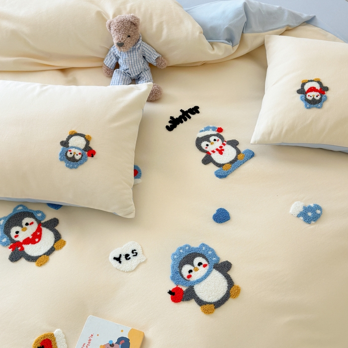 91家纺网 家纺一手货源 找家纺 如意朵 2025新款全棉加厚磨毛绣花四件套风格一（专版花型） 追梦企鹅米