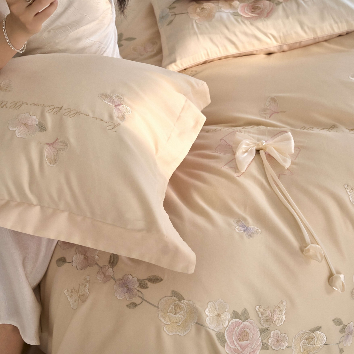 91家纺网 家纺一手货源 找家纺 佳汐蓝家纺 2025秋冬新款刺绣长绒棉全棉纯棉磨毛四件套花序 花序-奶芙粉