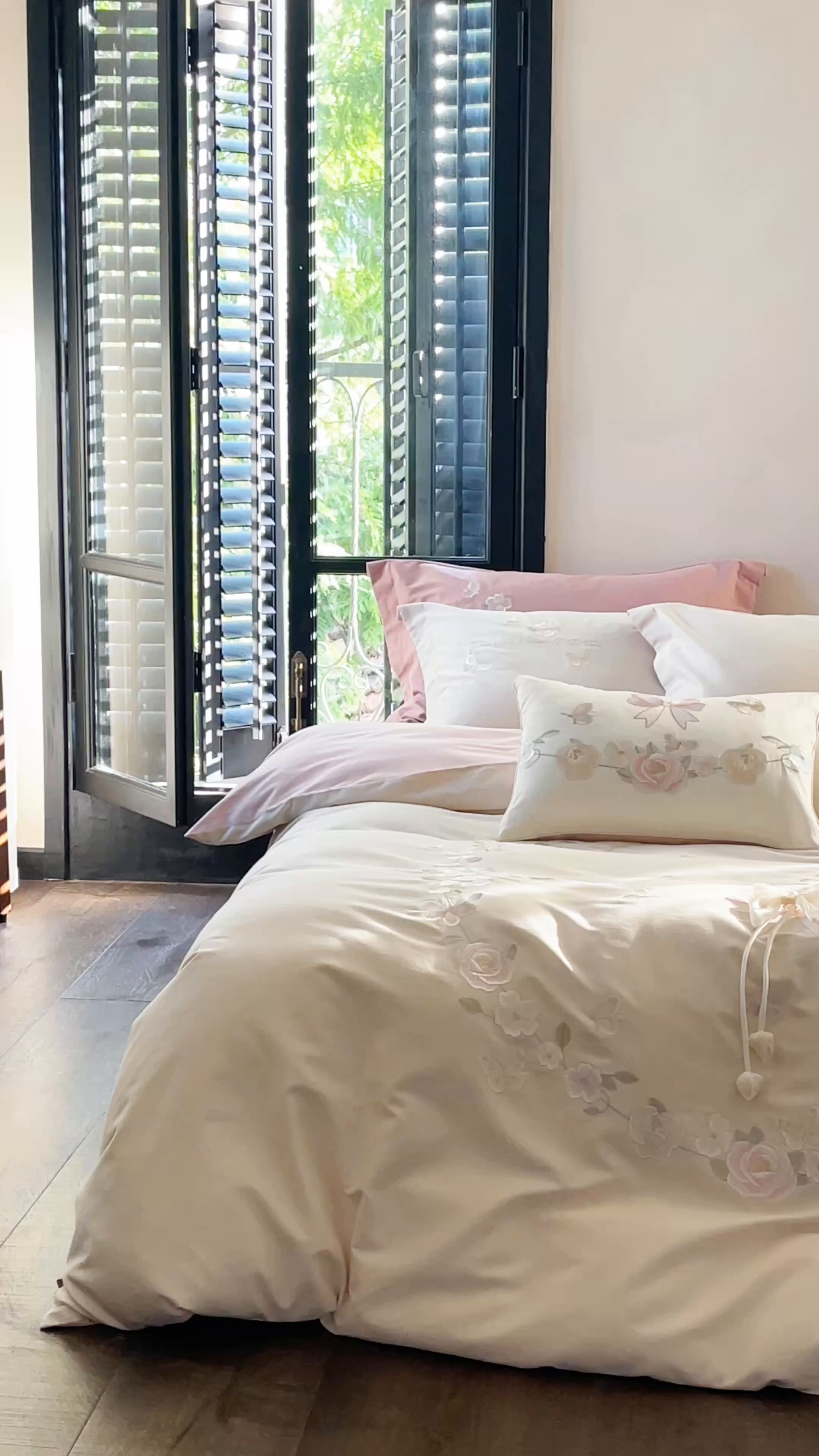 91家纺网 家纺一手货源 找家纺 佳汐蓝家纺 2025秋冬新款刺绣长绒棉全棉纯棉磨毛四件套花序 花序-奶芙粉