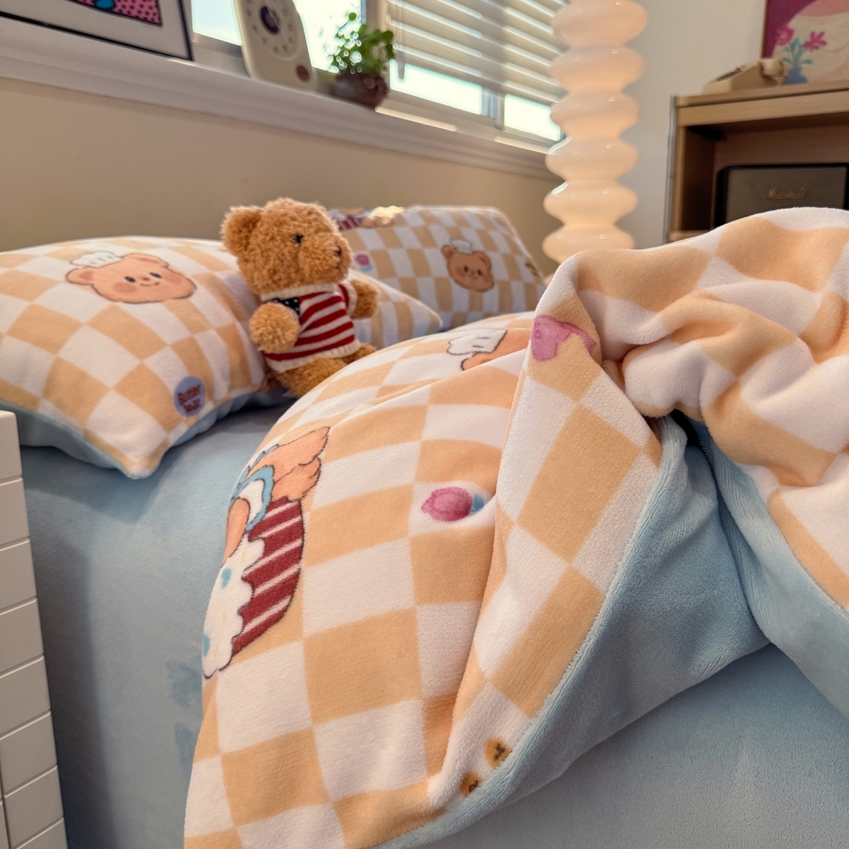 91家纺网 家纺一手货源 找家纺 （总）呗旺鹿 2025新款A类牛奶绒数码印花卡通小清新四件套（场景一）