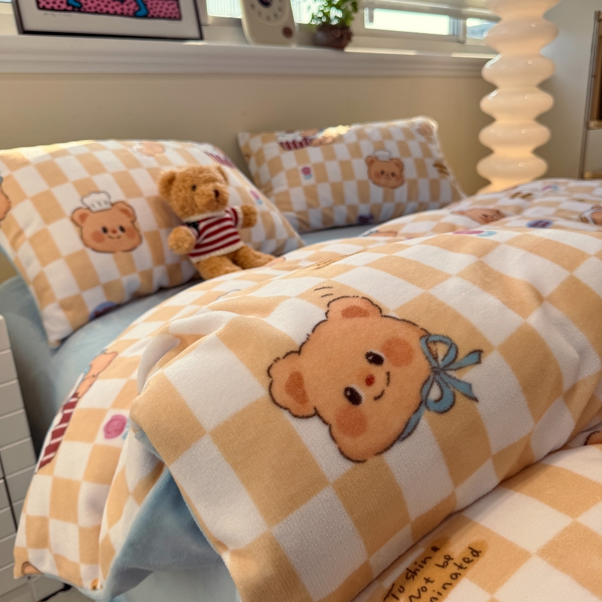 91家纺网 家纺一手货源 找家纺 （总）呗旺鹿 2025新款A类牛奶绒数码印花卡通小清新四件套（场景一）