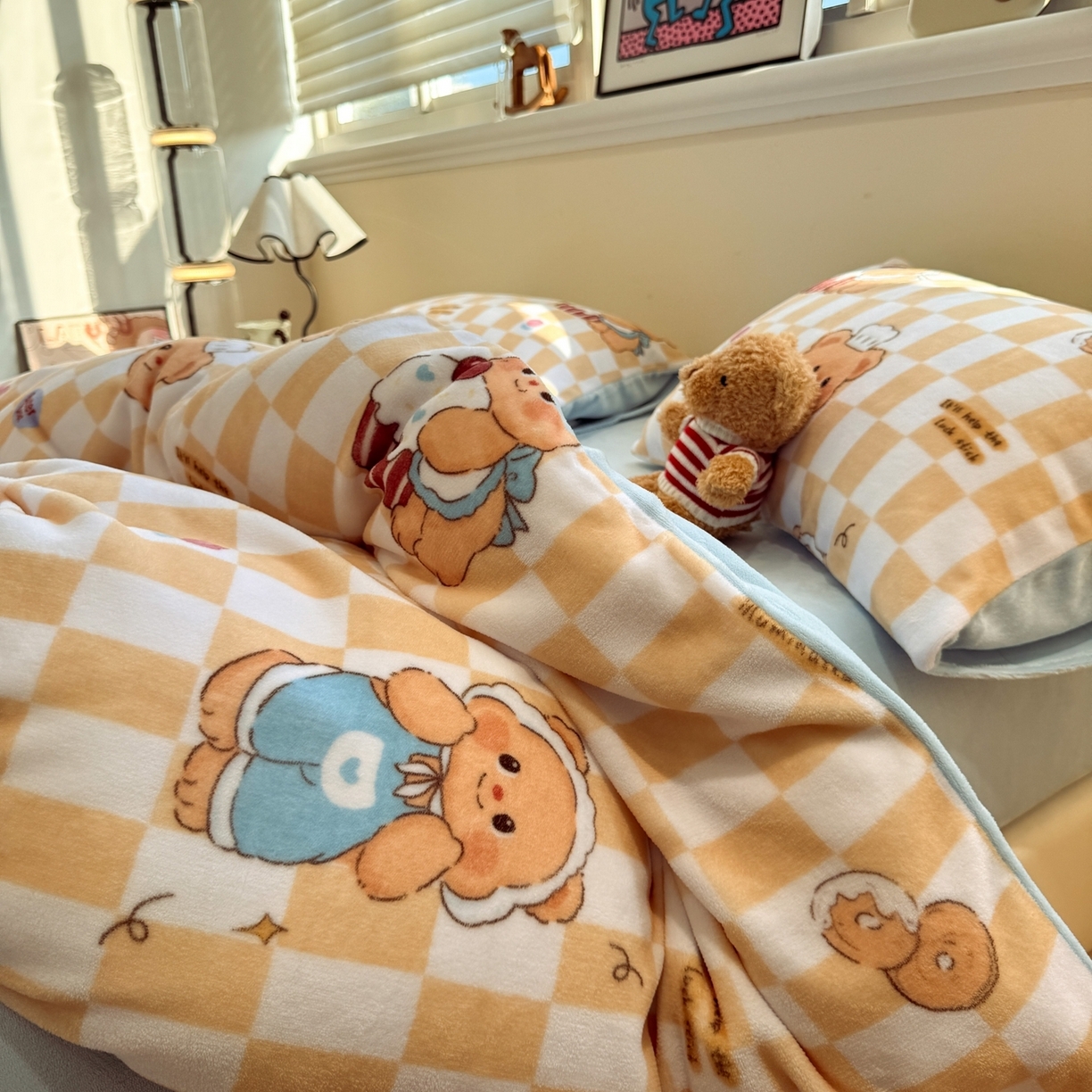 91家纺网 家纺一手货源 找家纺 （总）呗旺鹿 2025新款A类牛奶绒数码印花卡通小清新四件套（场景一）