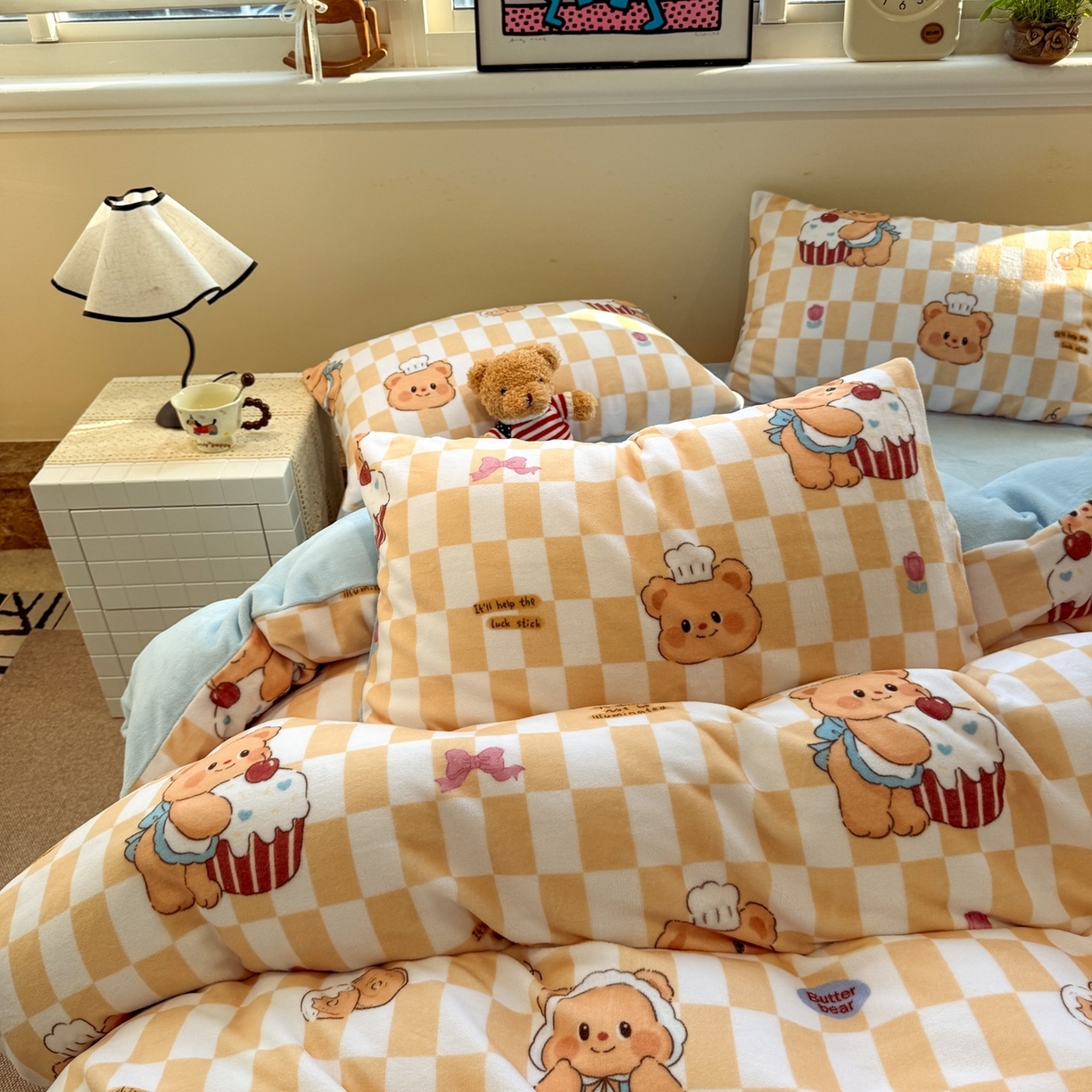 91家纺网 家纺一手货源 找家纺 （总）呗旺鹿 2025新款A类牛奶绒数码印花卡通小清新四件套（场景一）