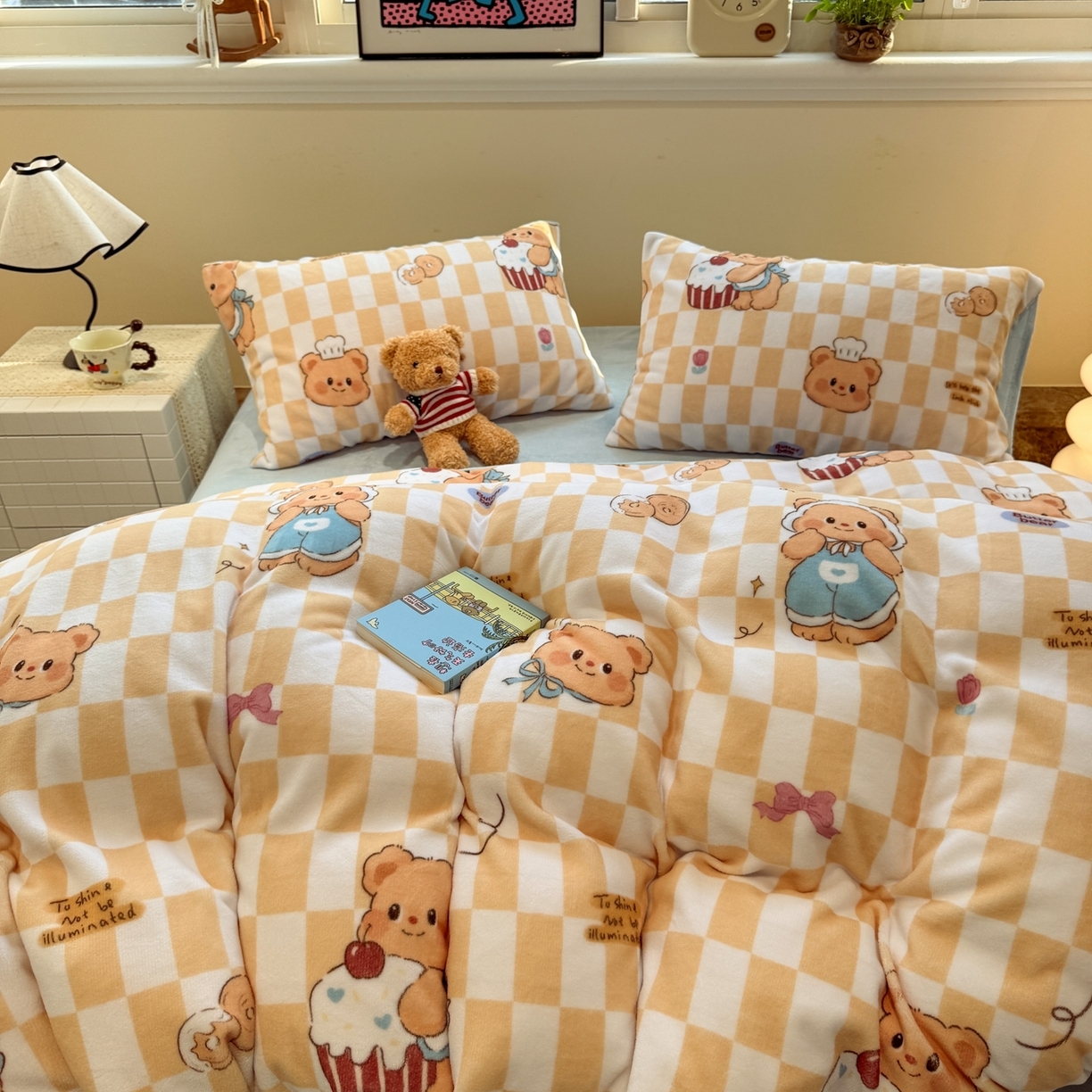 91家纺网 家纺一手货源 找家纺 （总）呗旺鹿 2025新款A类牛奶绒数码印花卡通小清新四件套（场景一）