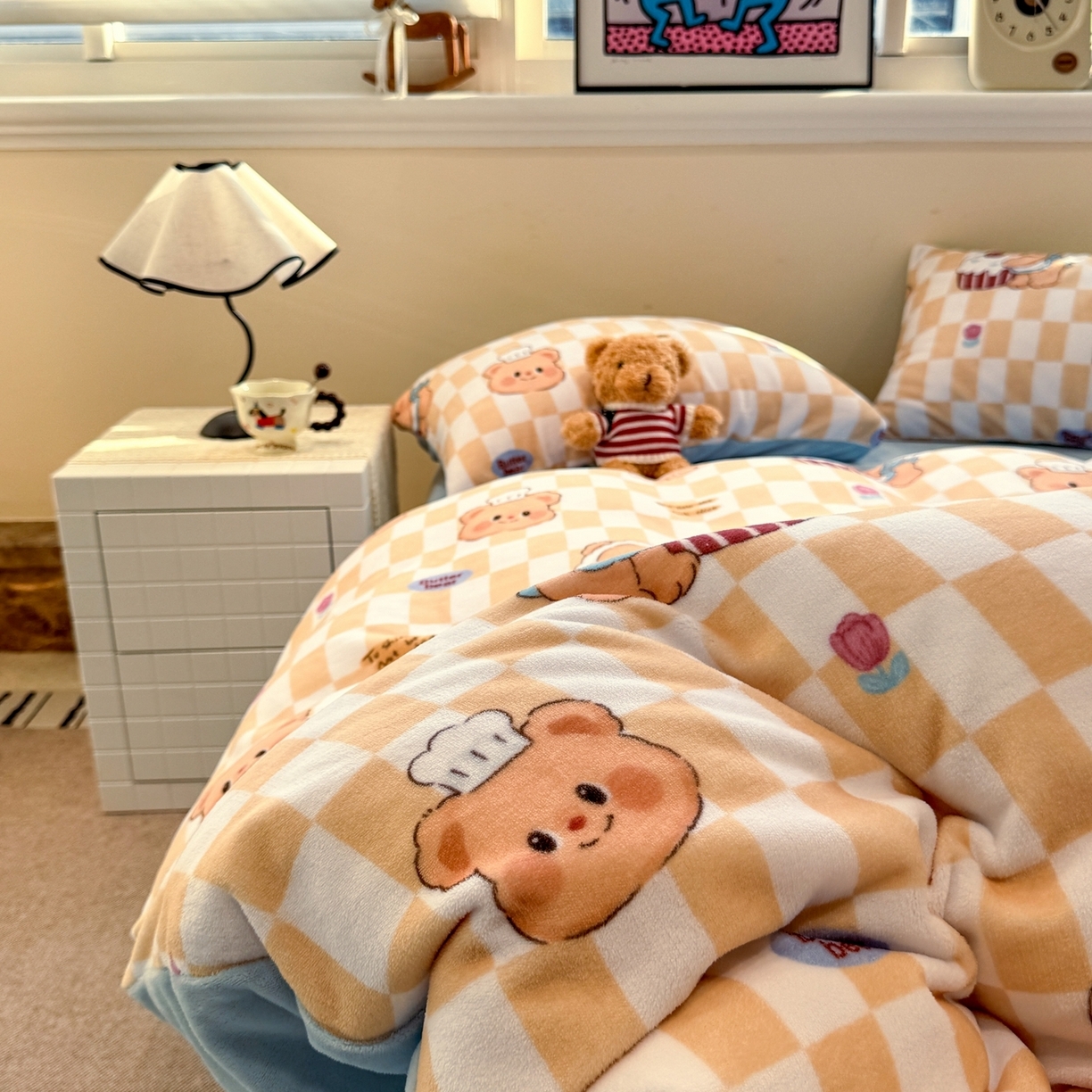 91家纺网 家纺一手货源 找家纺 （总）呗旺鹿 2025新款A类牛奶绒数码印花卡通小清新四件套（场景一）