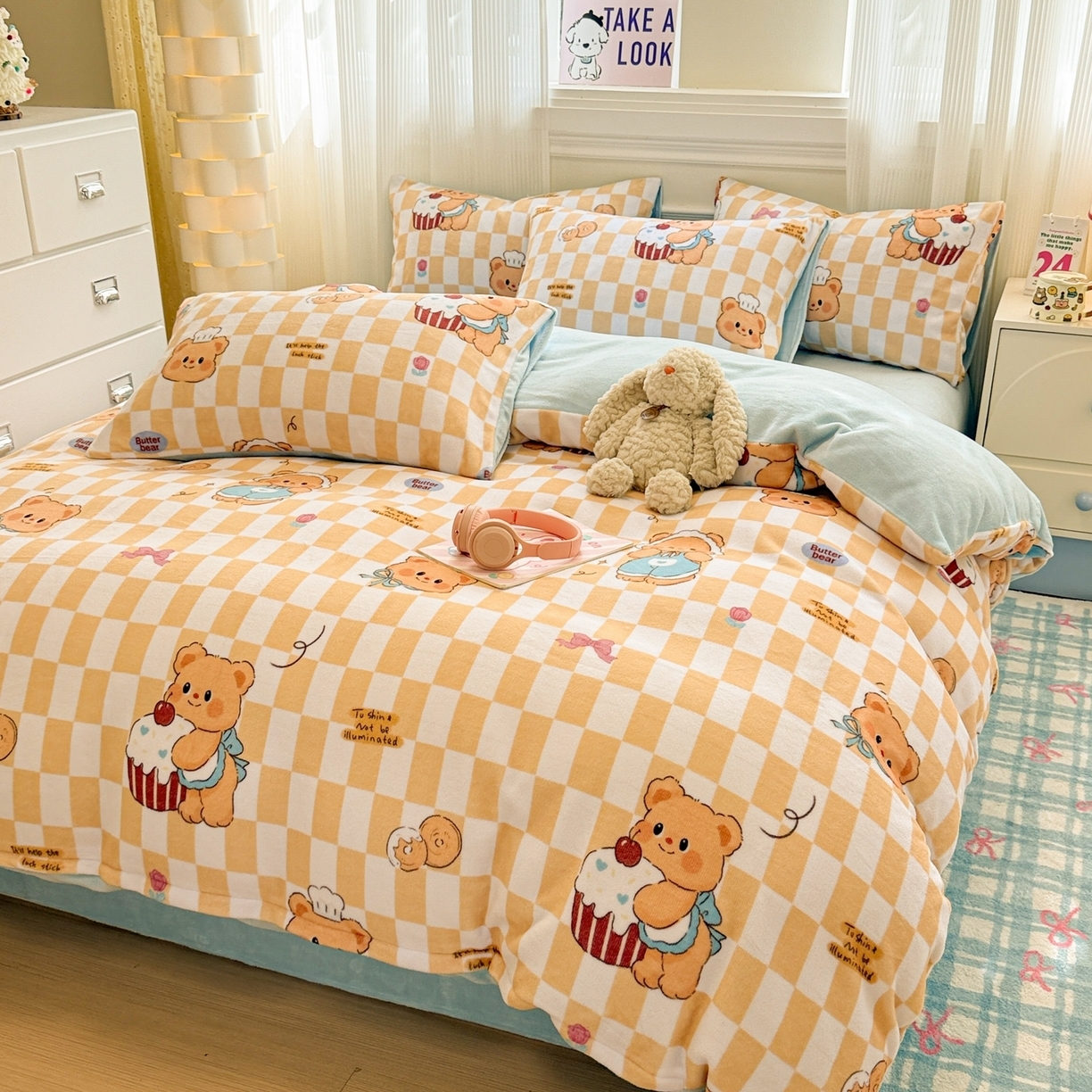 91家纺网 家纺一手货源 找家纺 （总）呗旺鹿 2025新款A类牛奶绒数码印花卡通小清新四件套（场景二）