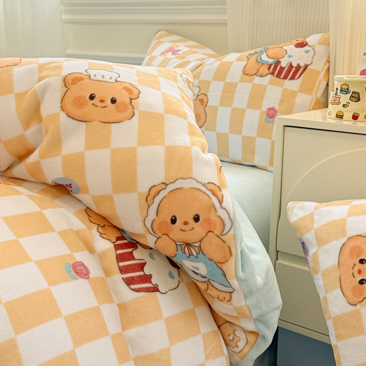 91家纺网 家纺一手货源 找家纺 （总）呗旺鹿 2025新款A类牛奶绒数码印花卡通小清新四件套（场景二）