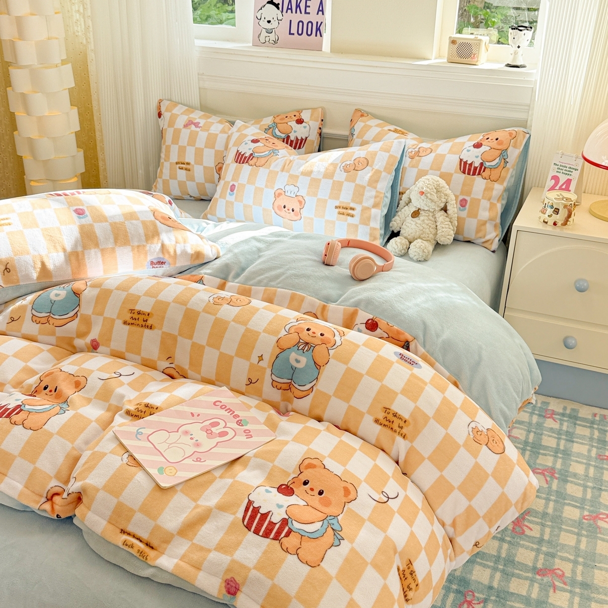 91家纺网 家纺一手货源 找家纺 （总）呗旺鹿 2025新款A类牛奶绒数码印花卡通小清新四件套（场景二）