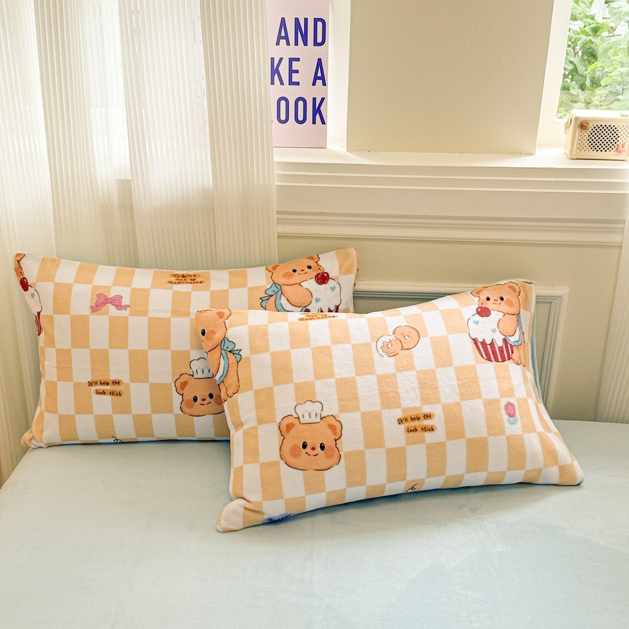 91家纺网 家纺一手货源 找家纺 （总）呗旺鹿 2025新款A类牛奶绒数码印花卡通小清新四件套（场景二）