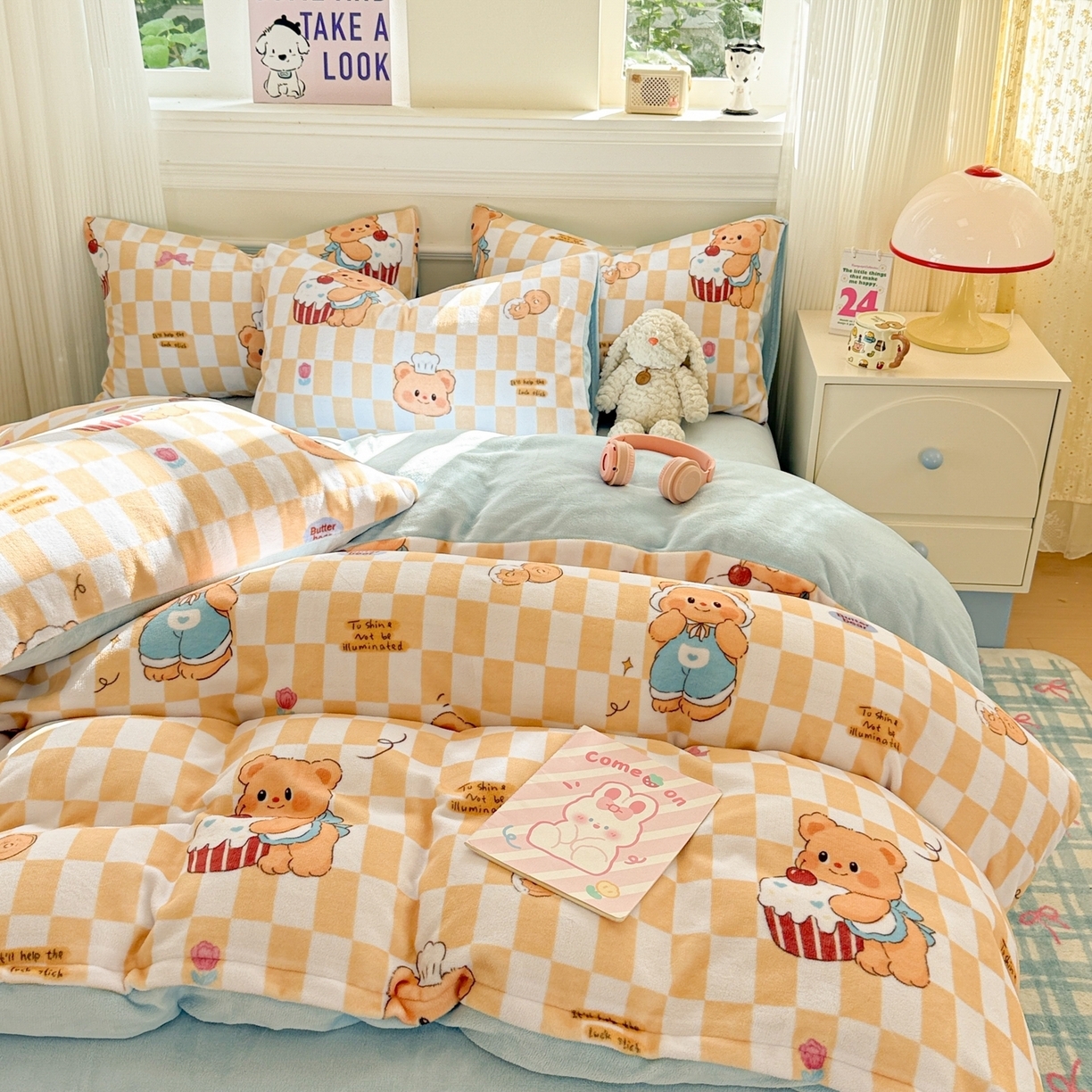 91家纺网 家纺一手货源 找家纺 （总）呗旺鹿 2025新款A类牛奶绒数码印花卡通小清新四件套（场景二）