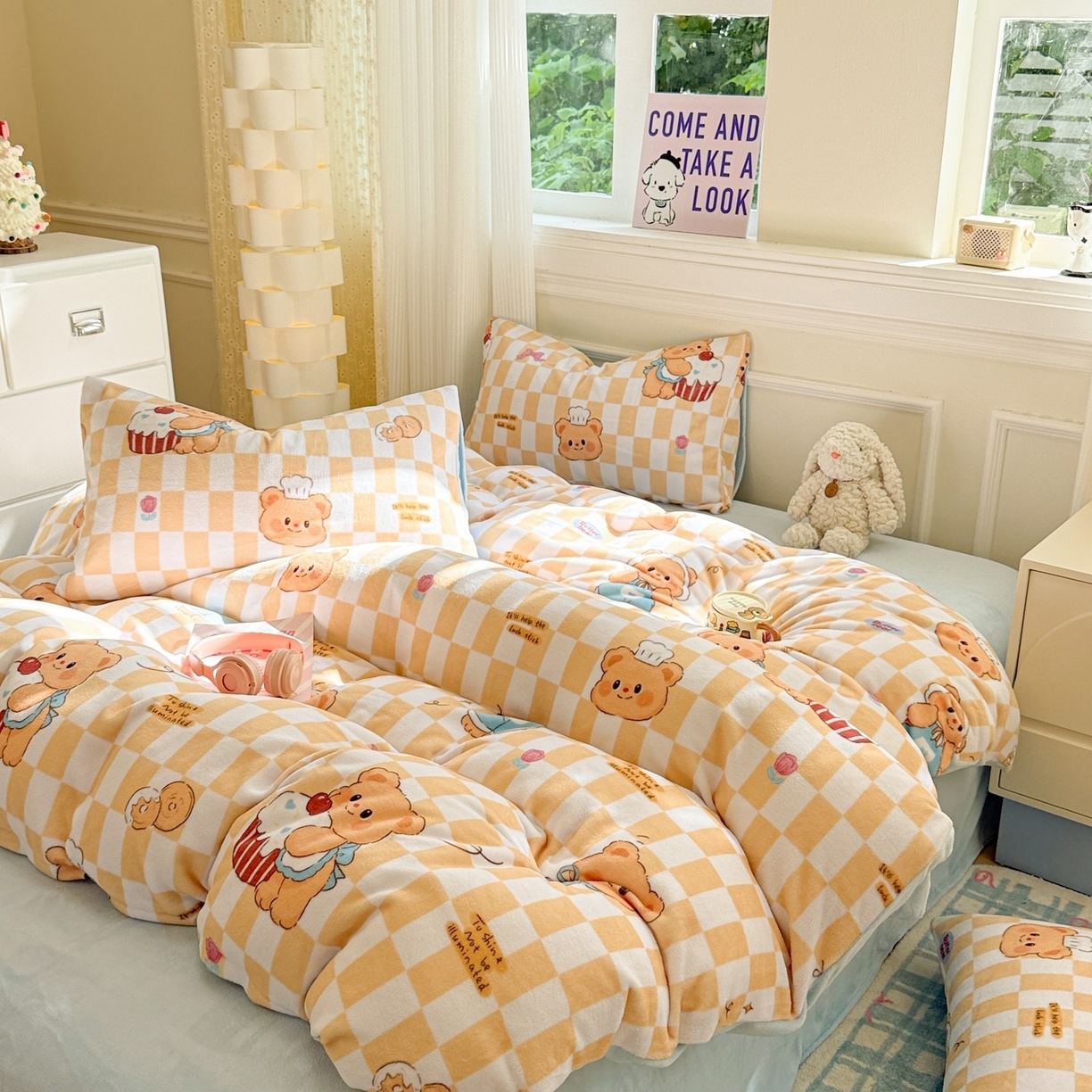 91家纺网 家纺一手货源 找家纺 （总）呗旺鹿 2025新款A类牛奶绒数码印花卡通小清新四件套（场景二）