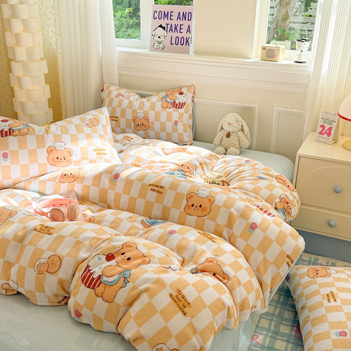 91家纺网 家纺一手货源 找家纺 （总）呗旺鹿 2025新款A类牛奶绒数码印花卡通小清新四件套（场景二）