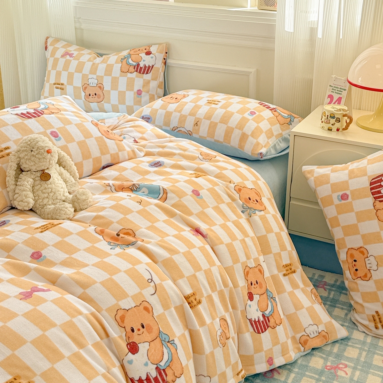 91家纺网 家纺一手货源 找家纺 （总）呗旺鹿 2025新款A类牛奶绒数码印花卡通小清新四件套（场景二）