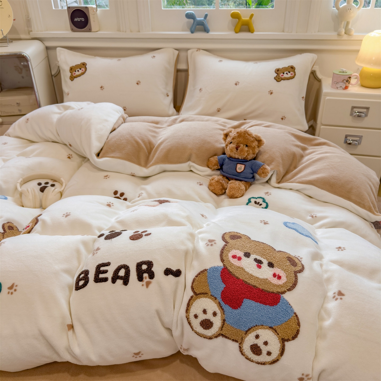 91家纺网 家纺一手货源 找家纺 兄弟坊 2025新款A类牛奶绒印花毛巾绣四件套 毛巾绣-暖暖熊