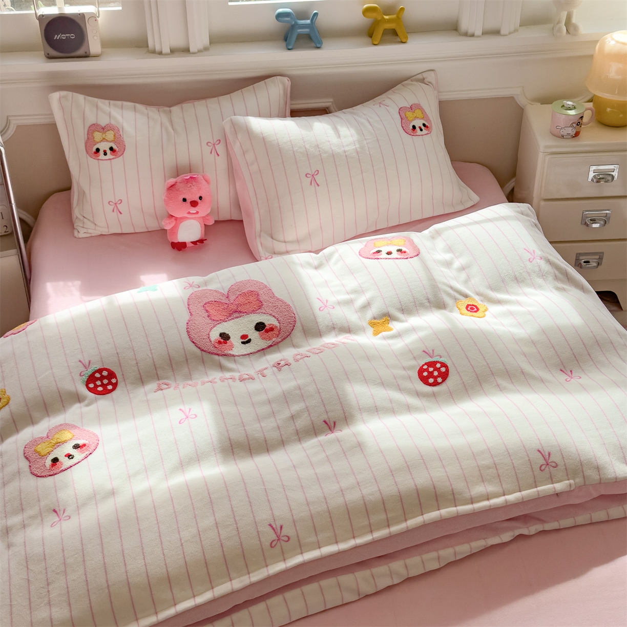 91家纺网 家纺一手货源 找家纺 兄弟坊 2025新款A类牛奶绒印花毛巾绣四件套 毛巾绣-粉小兔