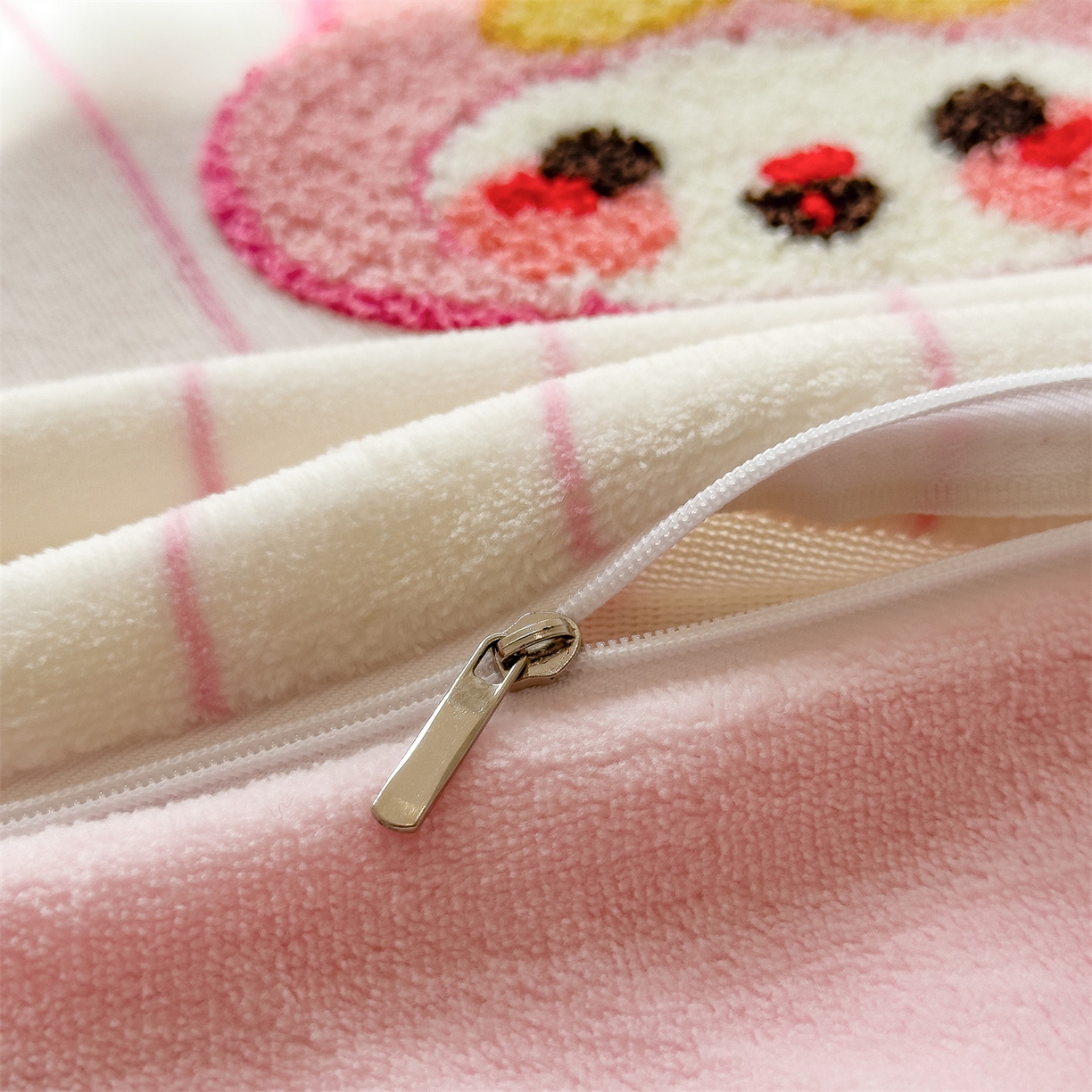 91家纺网 家纺一手货源 找家纺 兄弟坊 2025新款A类牛奶绒印花毛巾绣四件套 毛巾绣-粉小兔