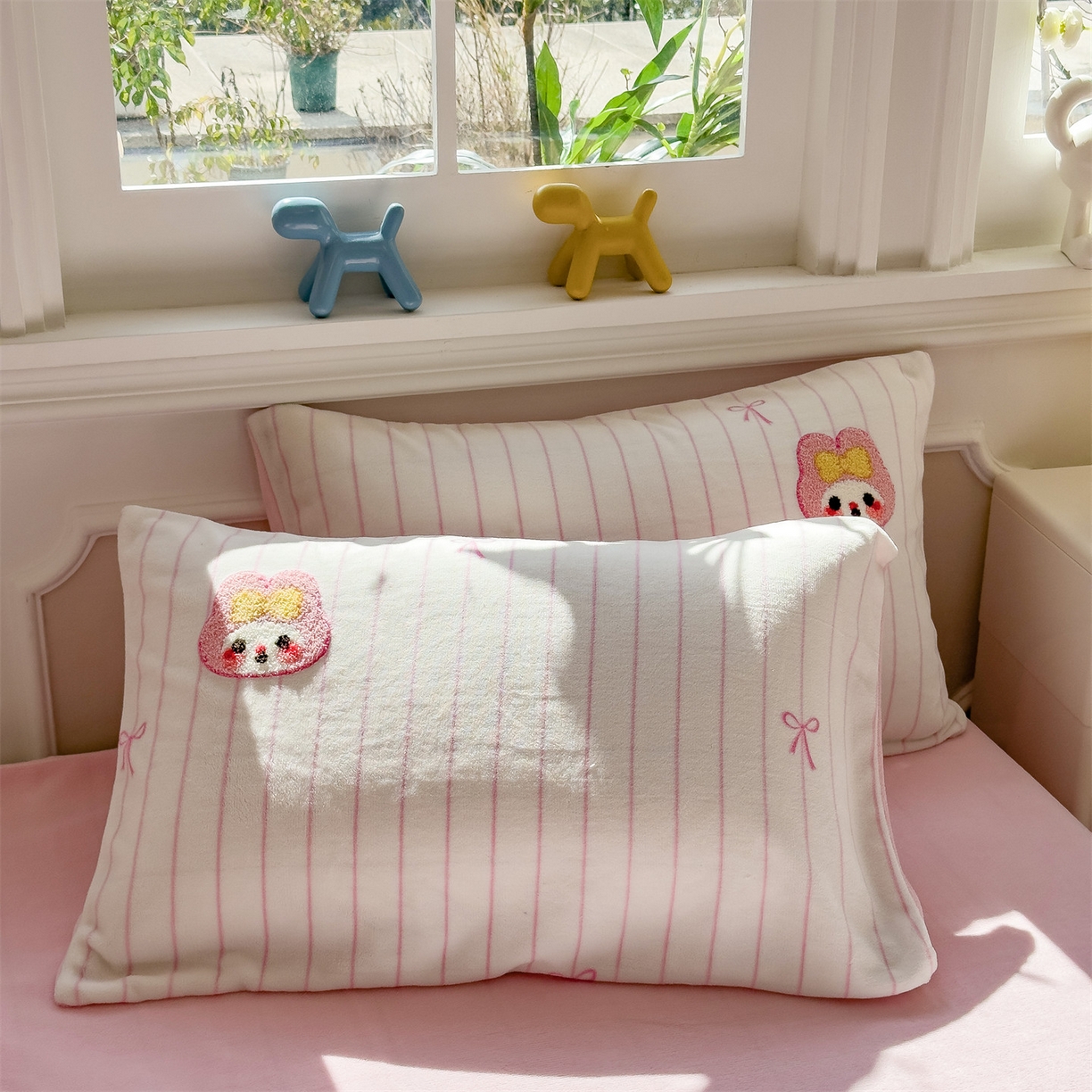 91家纺网 家纺一手货源 找家纺 兄弟坊 2025新款A类牛奶绒印花毛巾绣四件套 毛巾绣-粉小兔