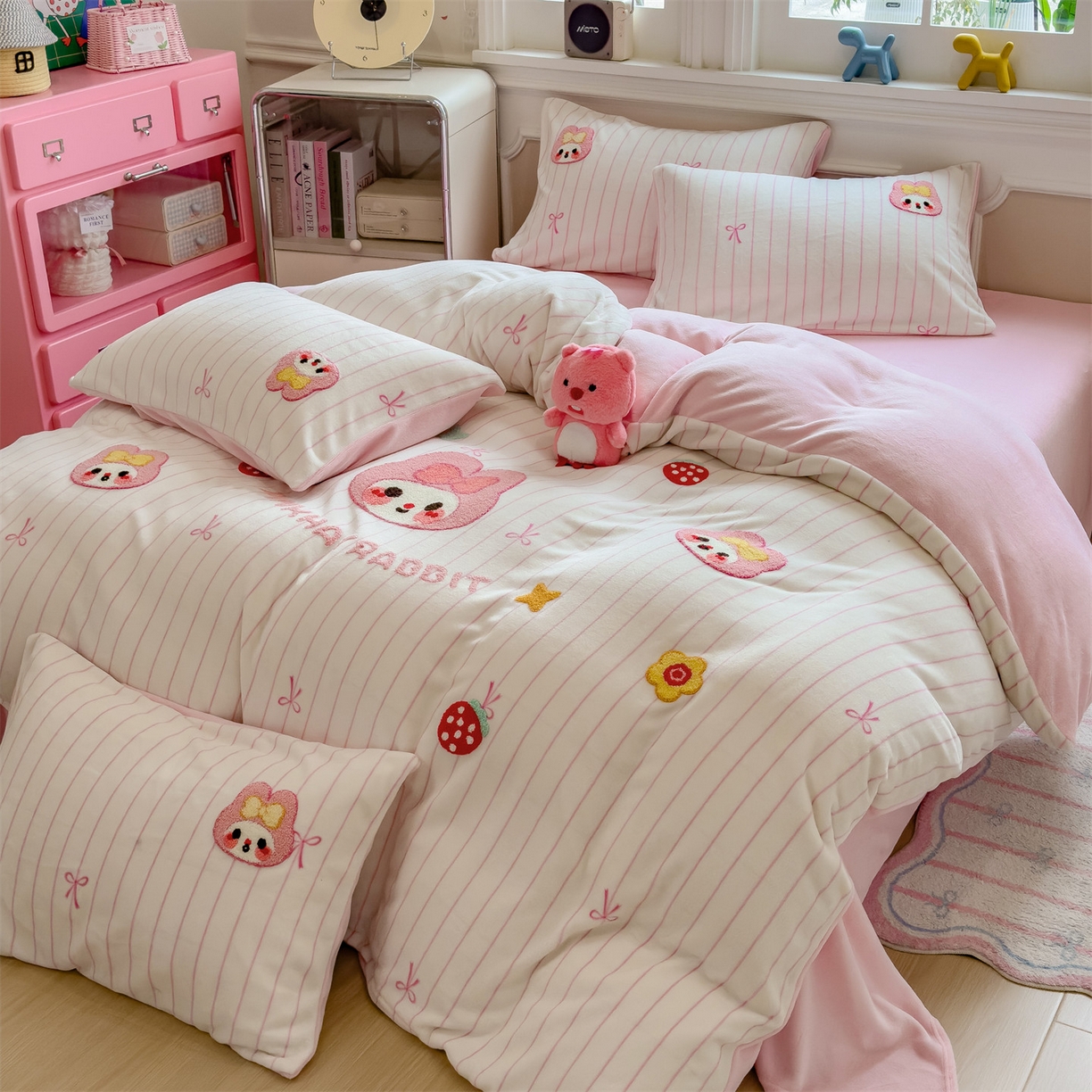 91家纺网 家纺一手货源 找家纺 兄弟坊 2025新款A类牛奶绒印花毛巾绣四件套 毛巾绣-粉小兔