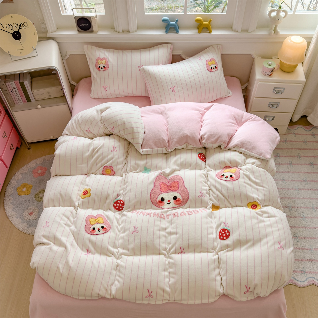 91家纺网 家纺一手货源 找家纺 兄弟坊 2025新款A类牛奶绒印花毛巾绣四件套 毛巾绣-粉小兔