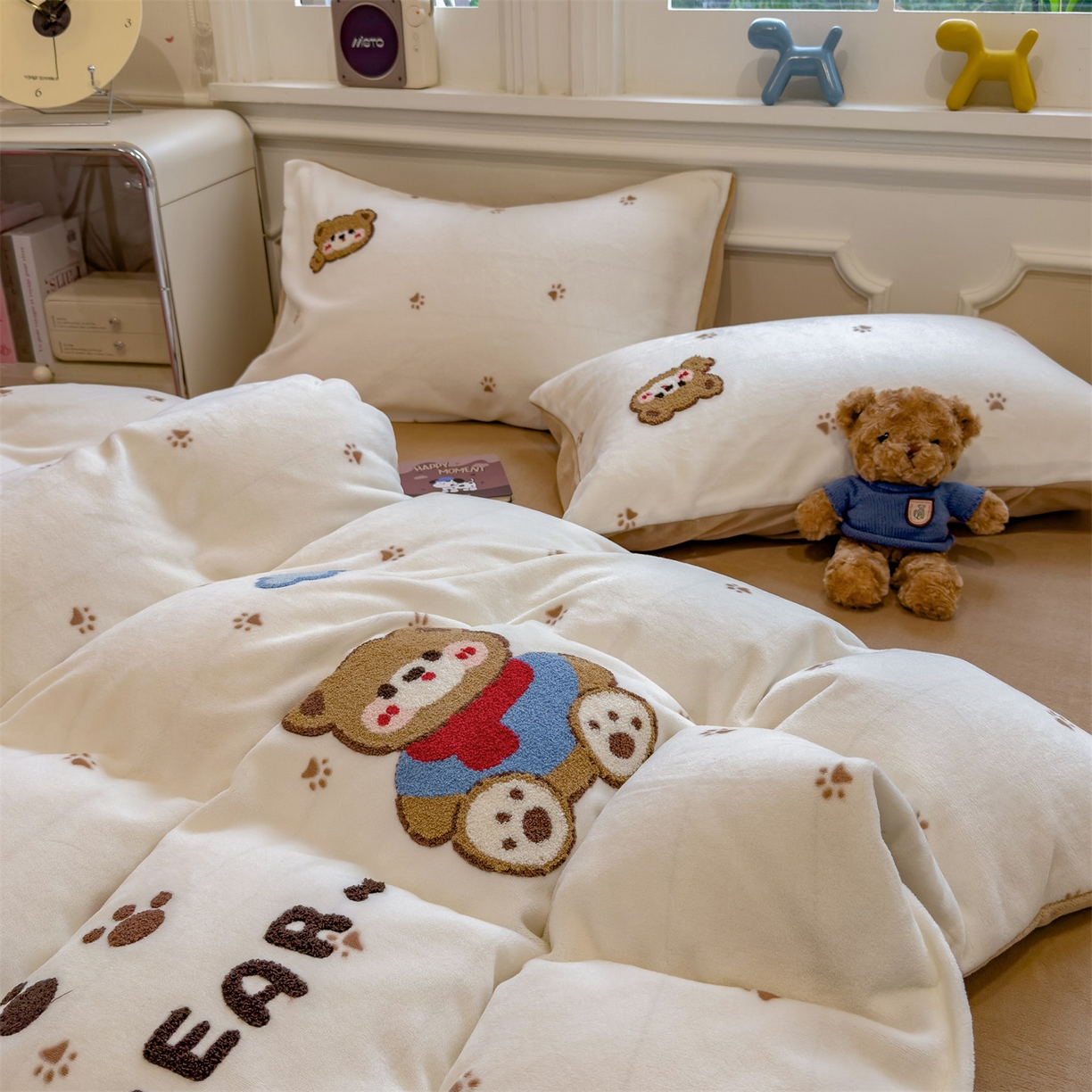 91家纺网 家纺一手货源 找家纺 兄弟坊 2025新款A类牛奶绒印花毛巾绣四件套 毛巾绣-暖暖熊