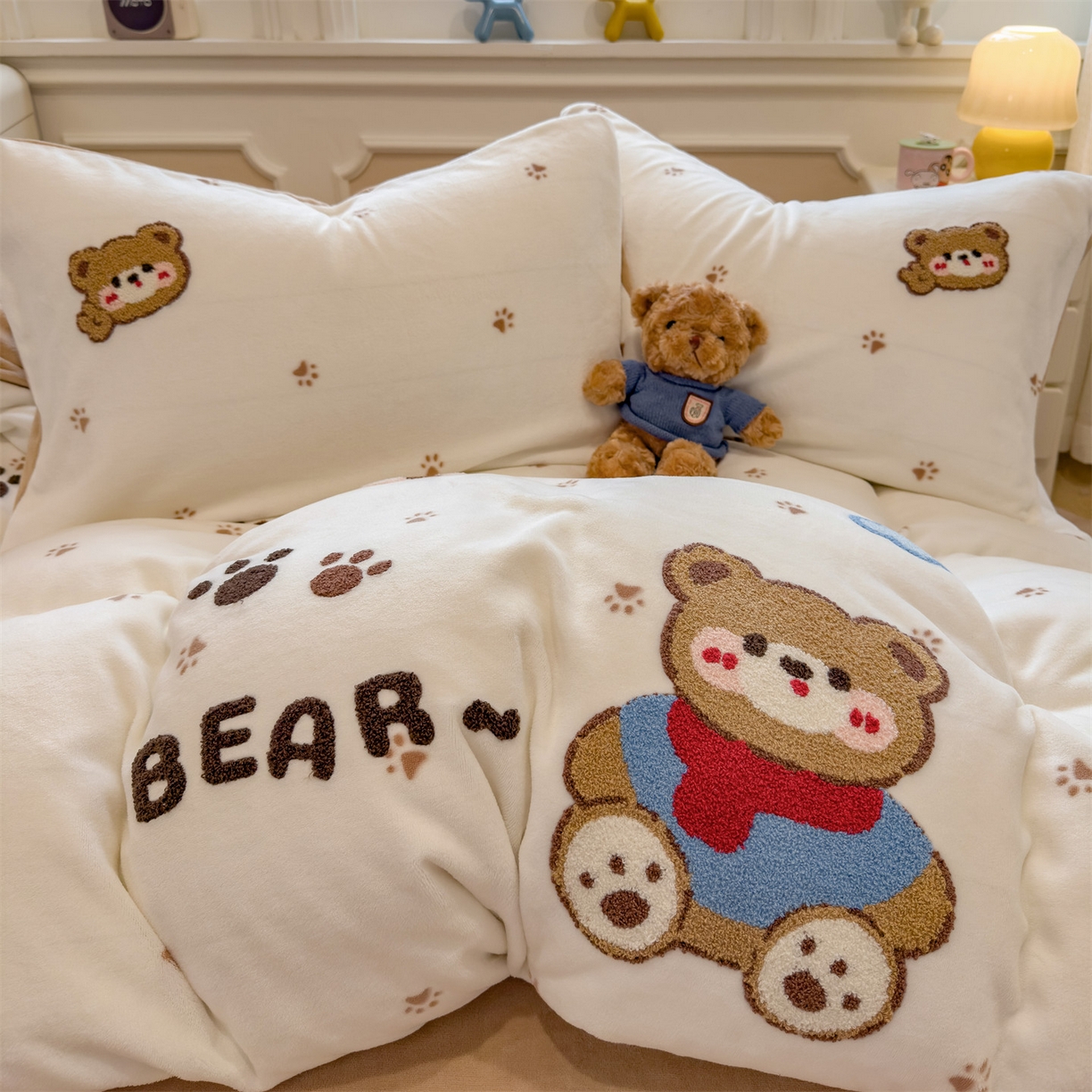 91家纺网 家纺一手货源 找家纺 兄弟坊 2025新款A类牛奶绒印花毛巾绣四件套 毛巾绣-暖暖熊