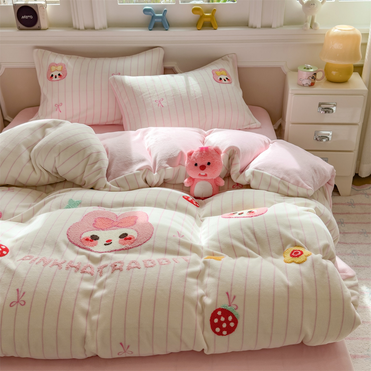 91家纺网 家纺一手货源 找家纺 兄弟坊 2025新款A类牛奶绒印花毛巾绣四件套 毛巾绣-粉小兔