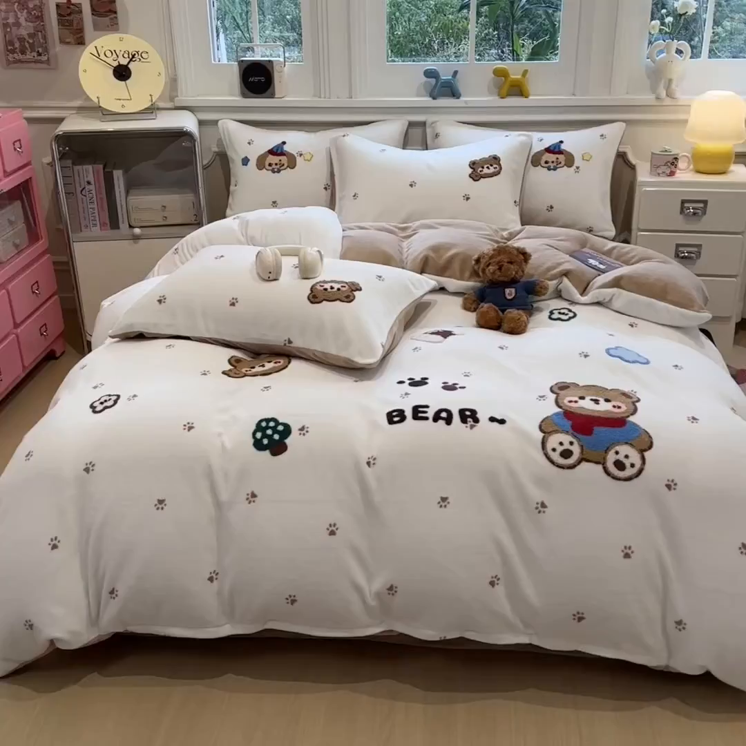 91家纺网 家纺一手货源 找家纺 兄弟坊 2025新款A类牛奶绒印花毛巾绣四件套 毛巾绣-暖暖熊