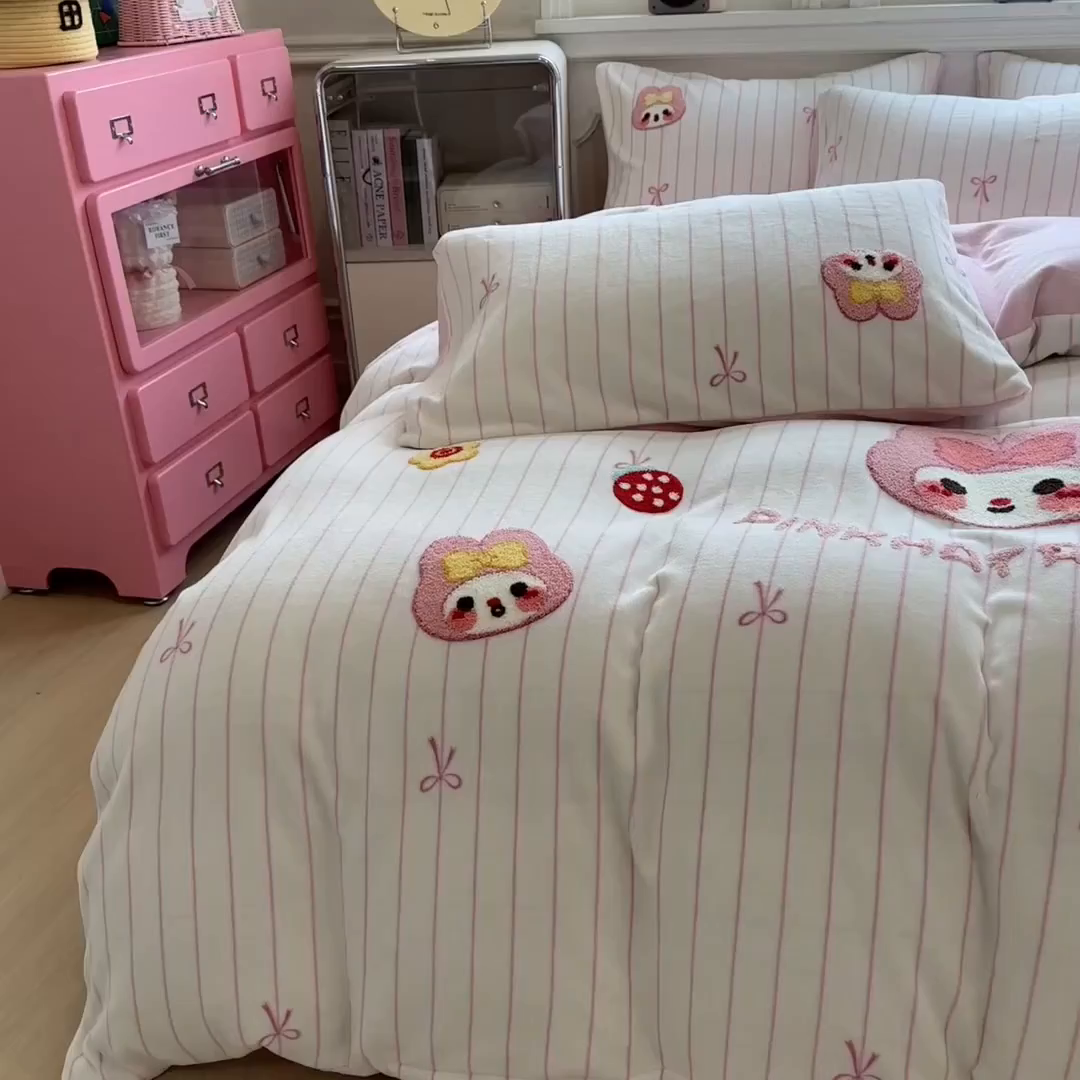 91家纺网 家纺一手货源 找家纺 兄弟坊 2025新款A类牛奶绒印花毛巾绣四件套 毛巾绣-粉小兔